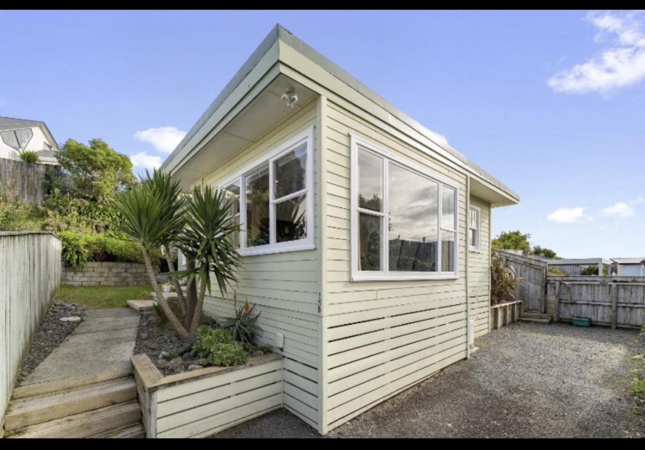 Refined, Retro & Relaxing Villa Paraparaumu Eksteriør billede